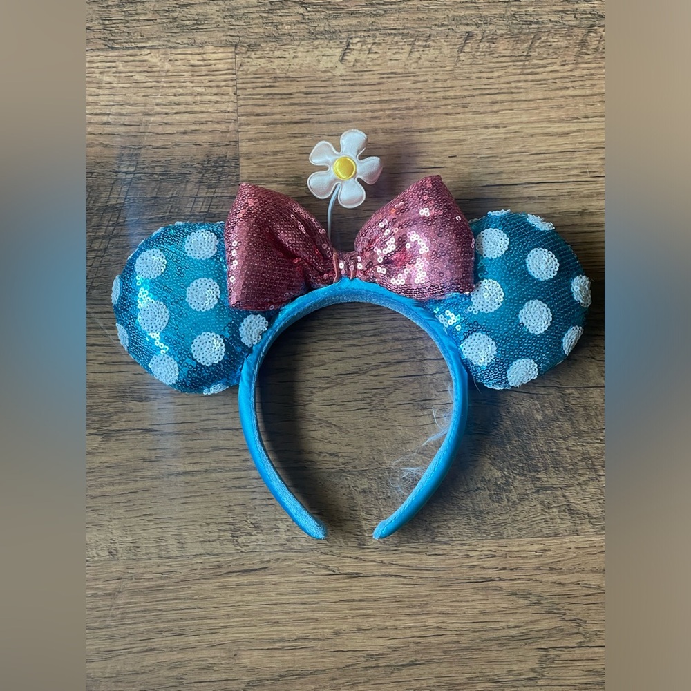 Minnie Mouse flower ears